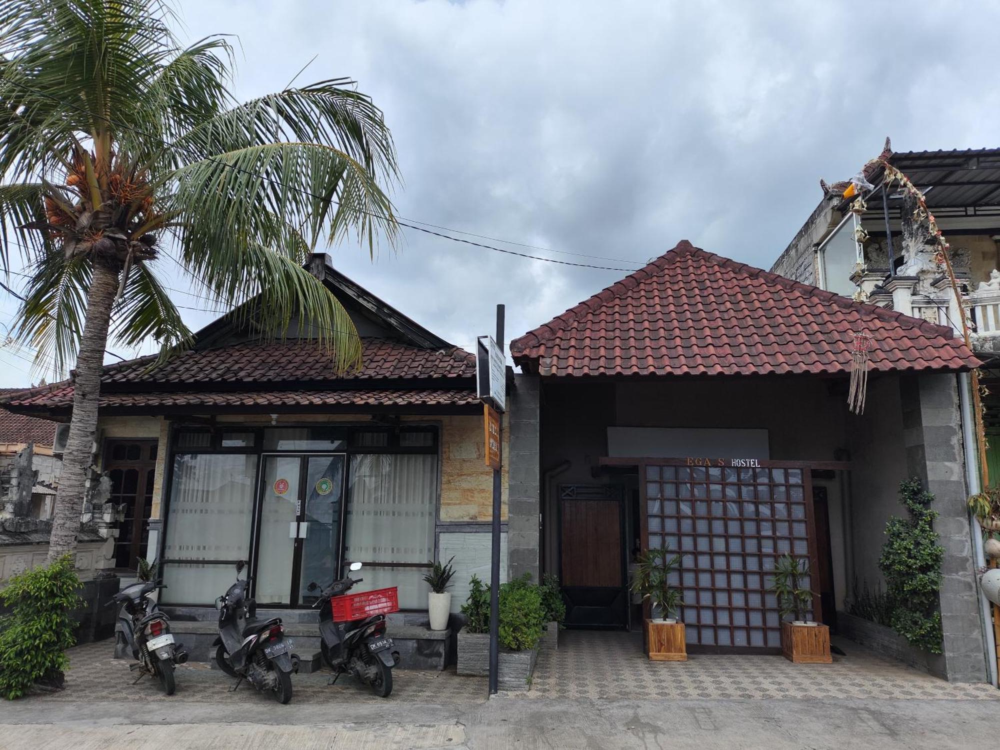 Ega S Hostel Batununggul Exterior photo